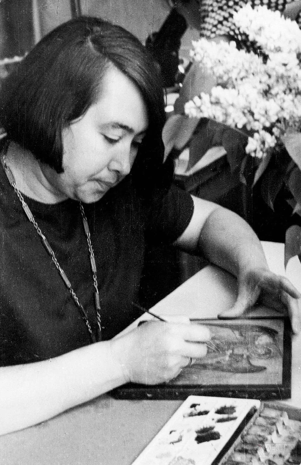 Реставратор Нина Дивова: тонировка акварелью красочного слоя иконы в мастерской древнерусской живописи. 1973 г., архив ГТГ