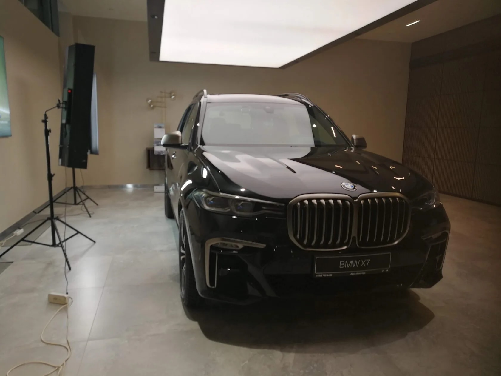 Съёмочная смена обзора модели в салоне Major