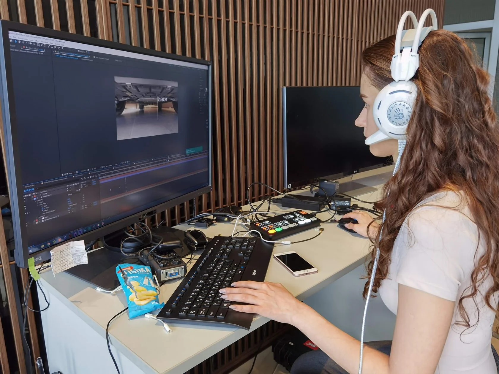 Подготовка к съёмке нового автомобиля в дилерском центре