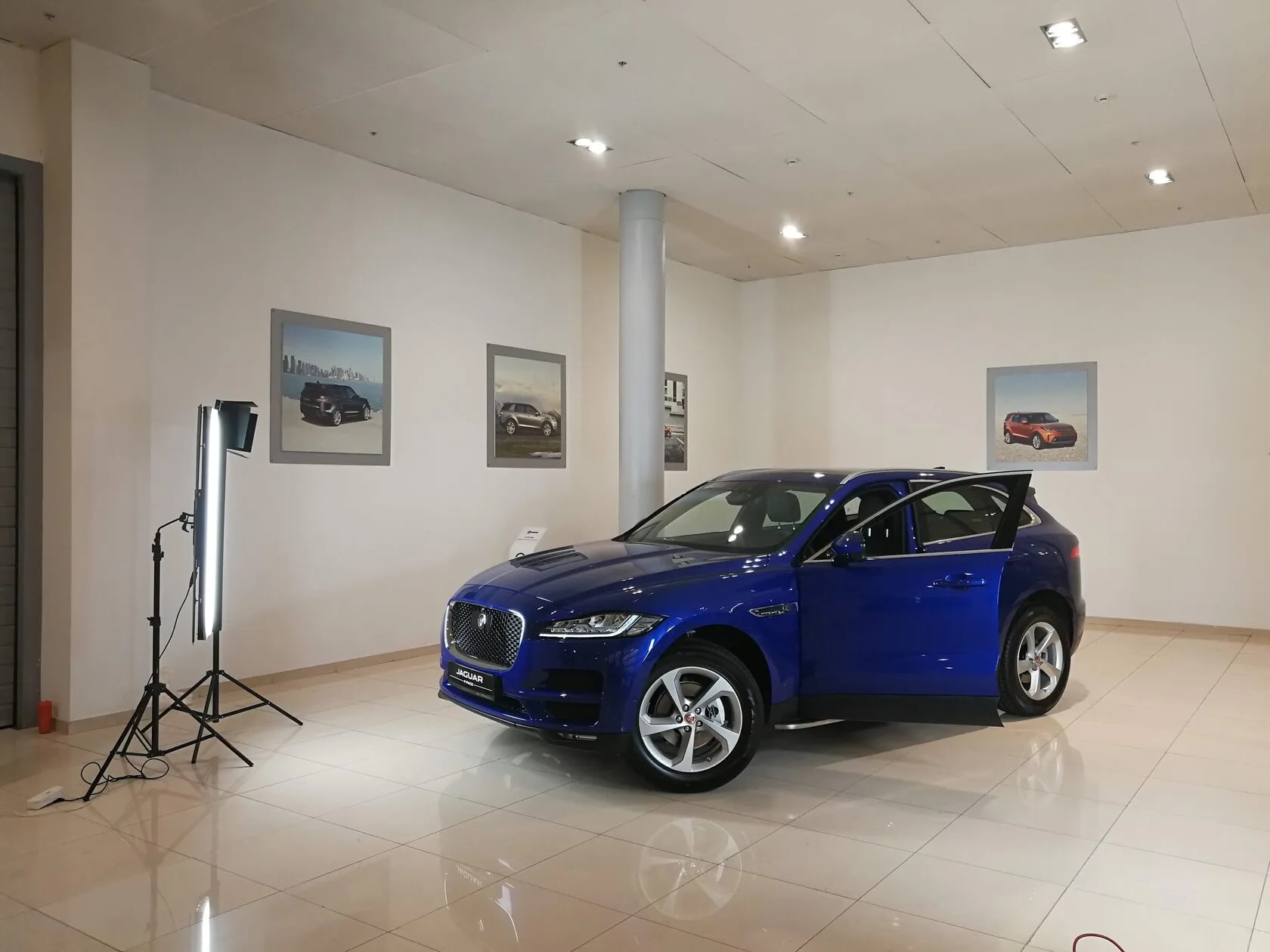 Постановка света на съёмке обзора в автосалоне