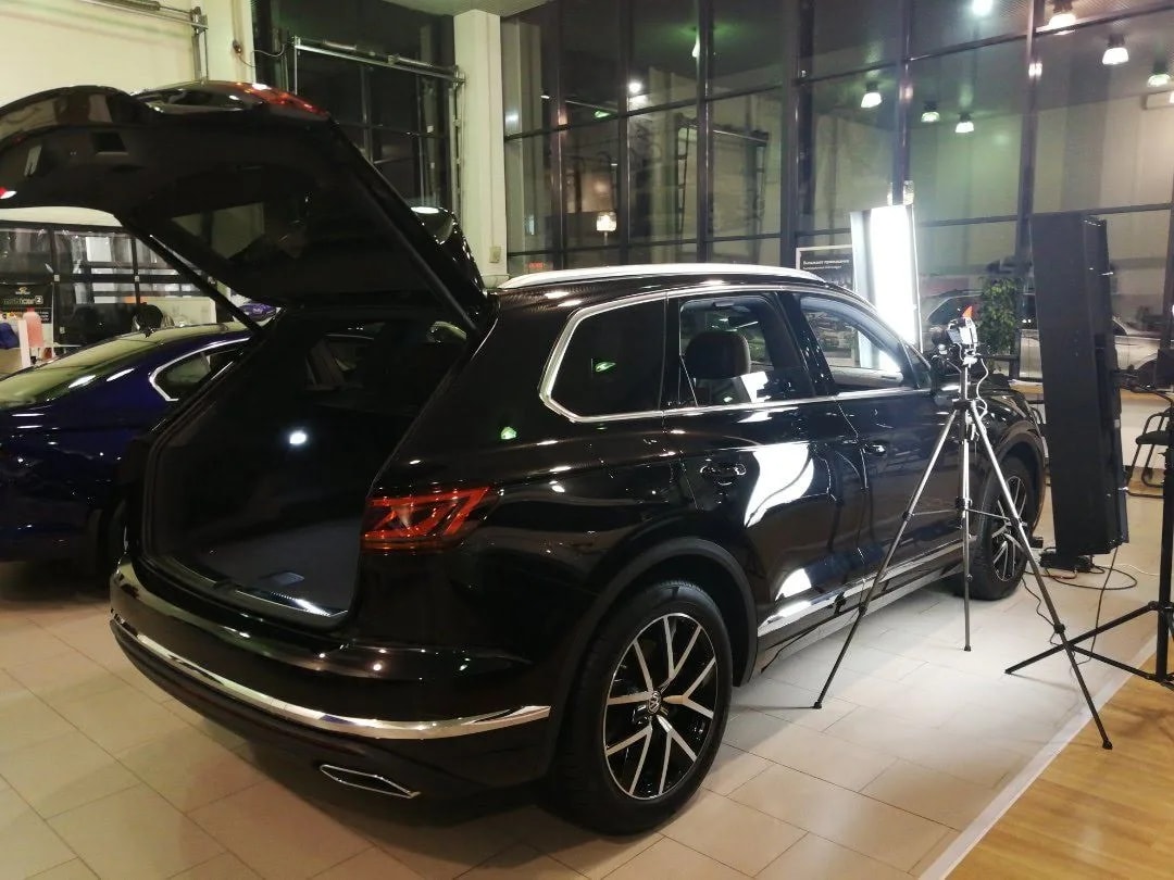 Съёмка обзора автомобиля с оператором и ведущим