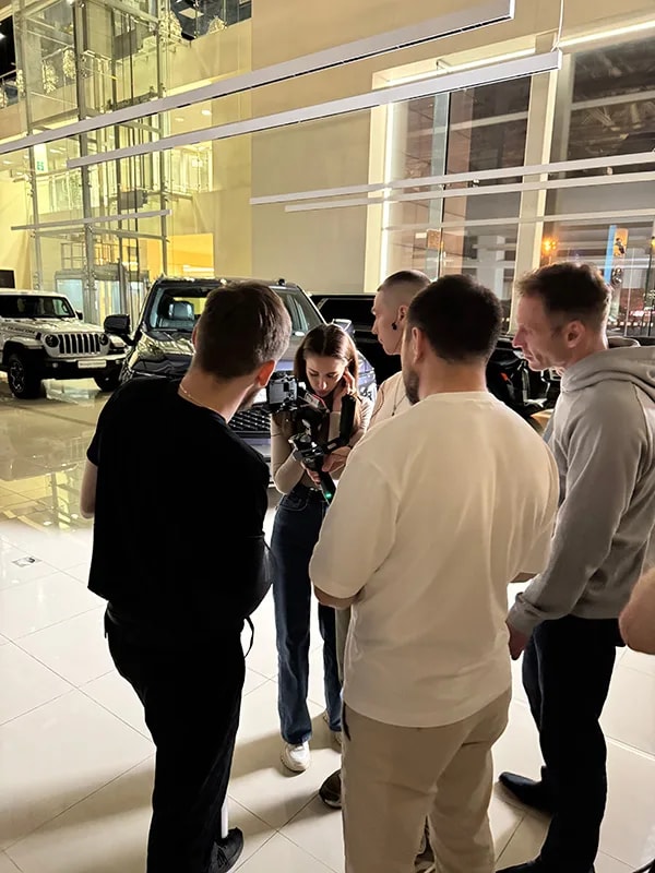 Подготовка ведущего перед дублем на съёмке Major Auto