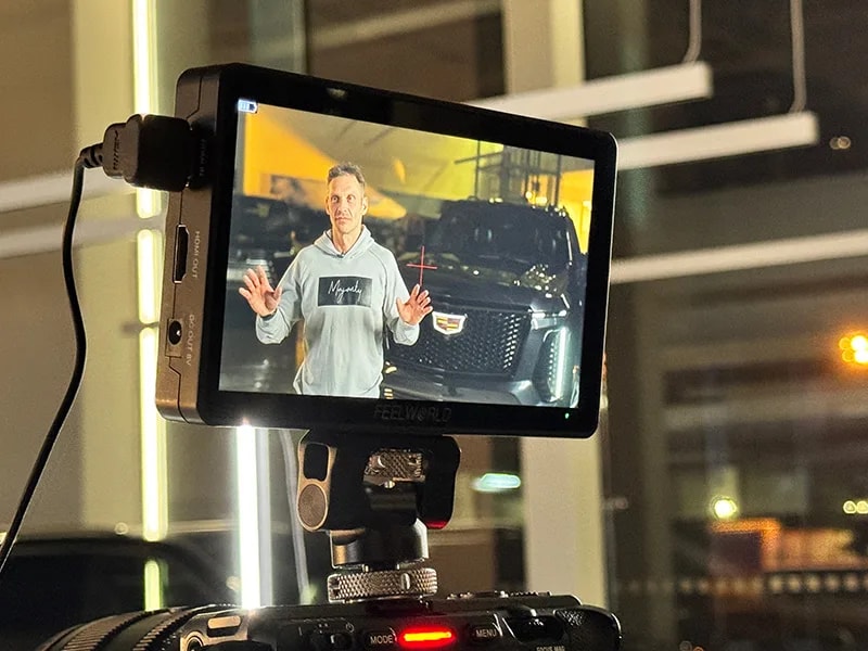 Командная работа съёмочной группы в дилерском центре