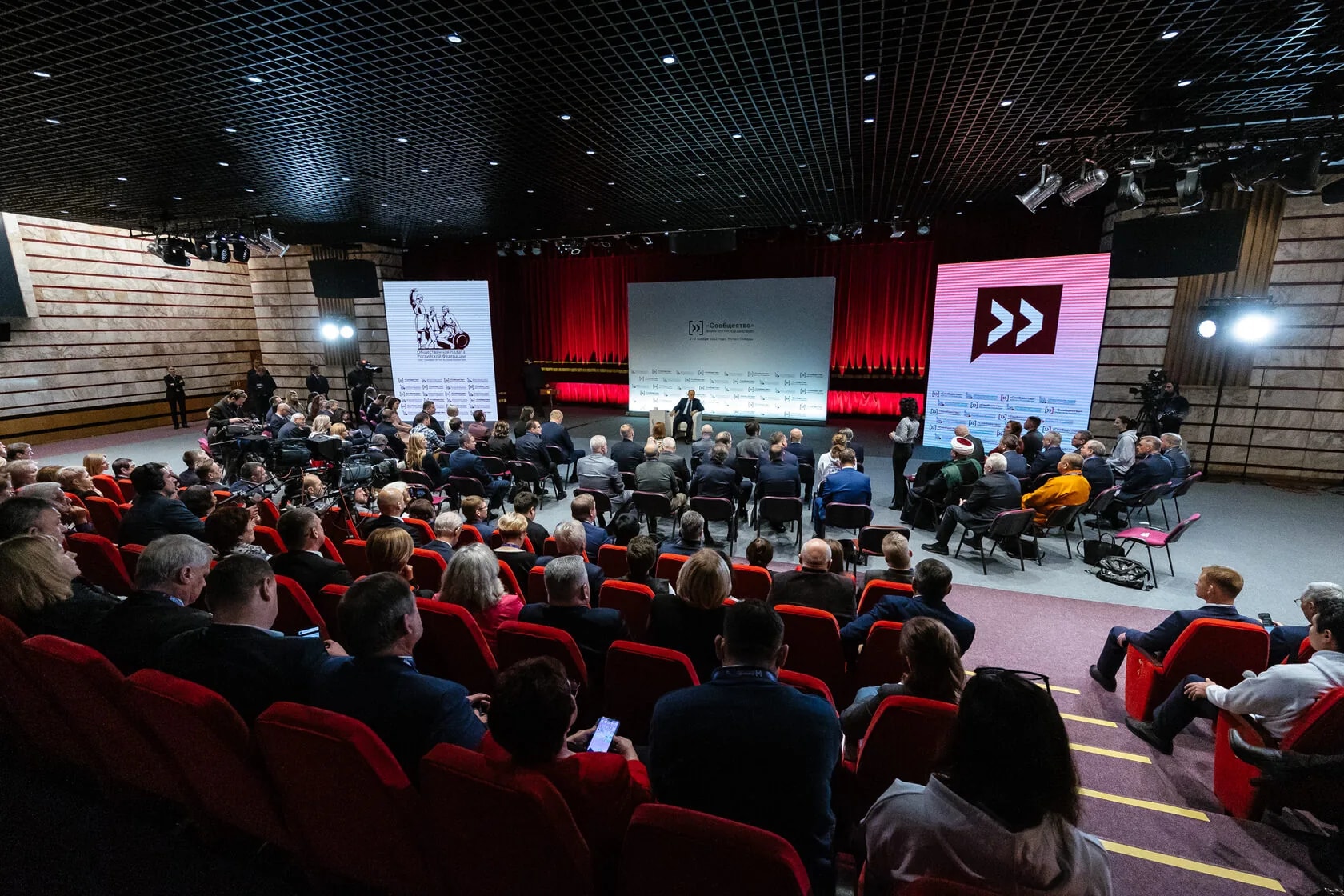 Смена на форуме «Сообщество» — работа съёмочной группы в зале